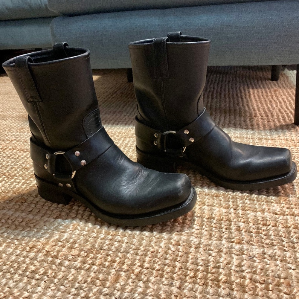 Frye Black Harness 8R Mens Square Toe Boot - Size 9M